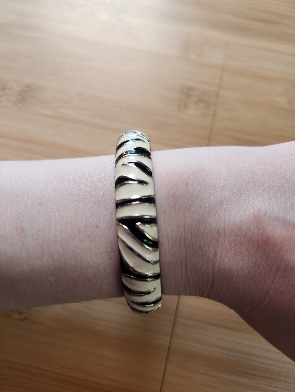 ​Gold-Tone Zebra Print Hinged Bangle Cream & Black Animal Print Bracelet *A8
